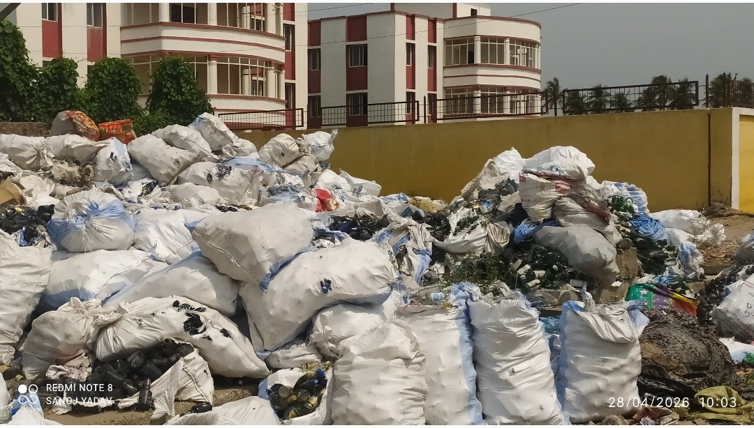 जनकपुरको मेन हाइवे डम्पिङ साइट: खाली रक्सीका बोतल थुपारेर खुला व्यापार