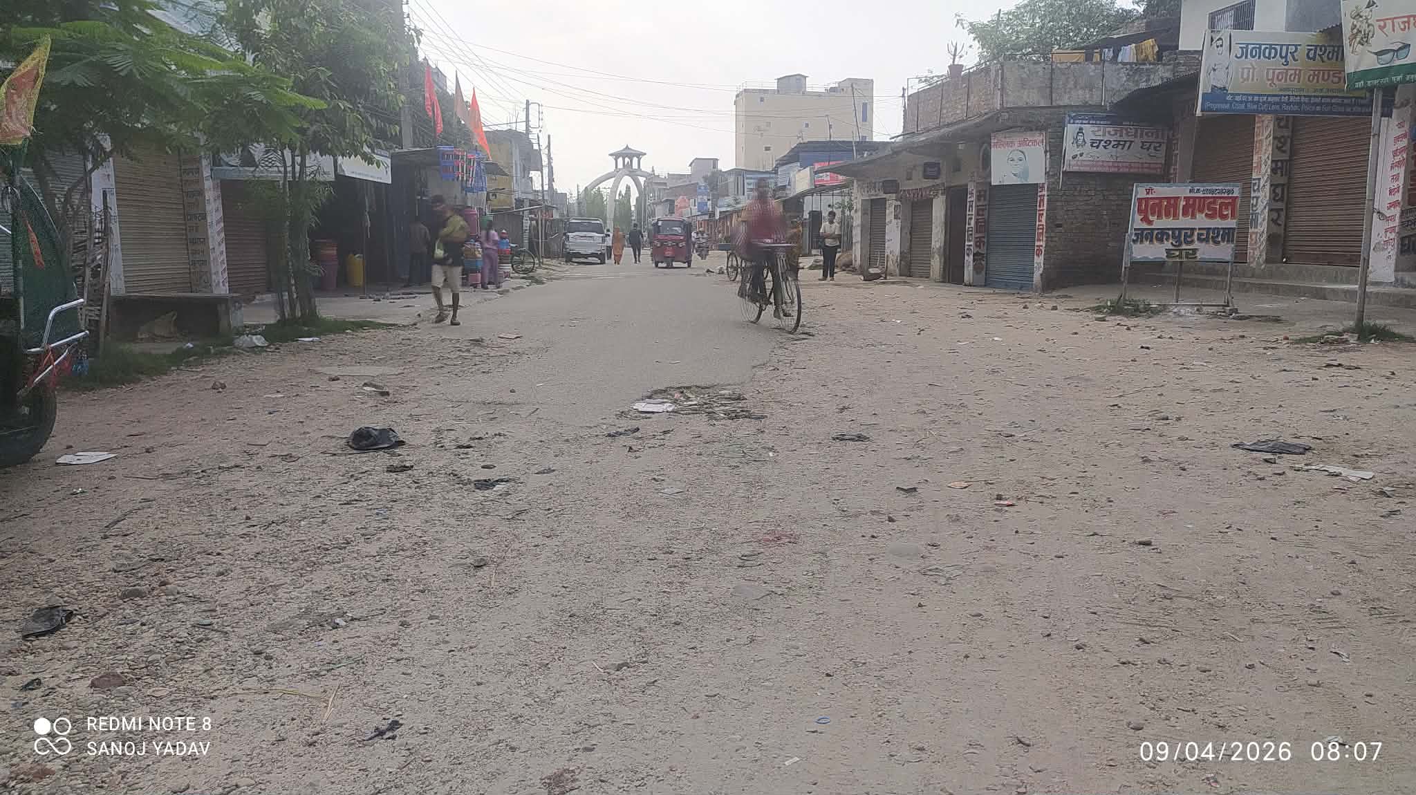 रामानन्द चौक–आँखा अस्पताल सडकको दुर्दशा: धुलो र खाल्डाले व्यापारी तथा बिरामीलाई  दिन्हु सास्ती भोग्दै