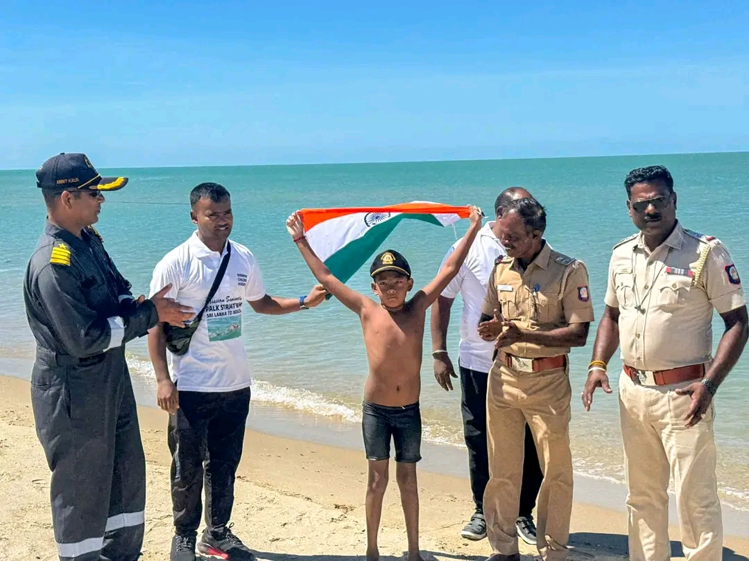 साहसको सीमाना छैन: बालकले समुद्र चिर्दै बनायो इतिहास