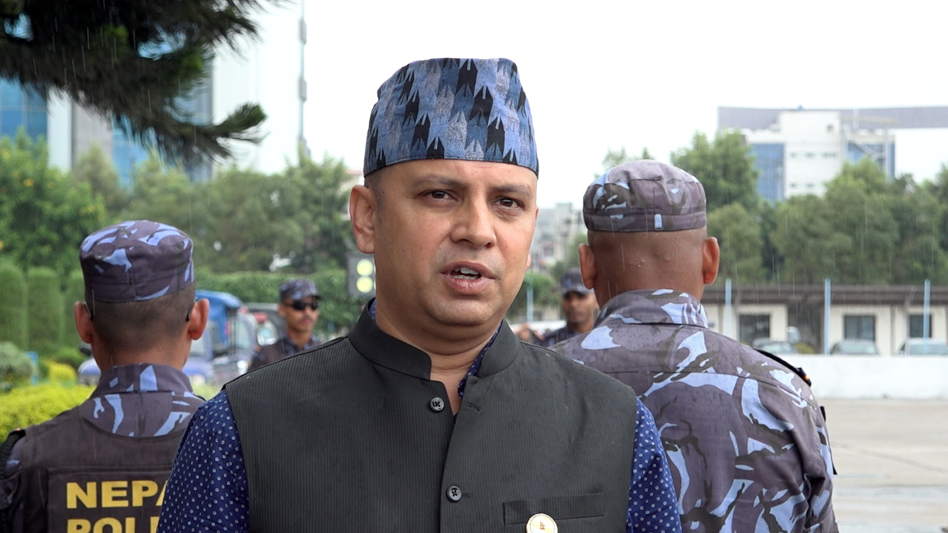 शंकास्पद गाडी पार्किङ घटनामा मनिष झाको प्रश्न-‘यस्तो बचपना देखाएर राजकाज चल्छ?’