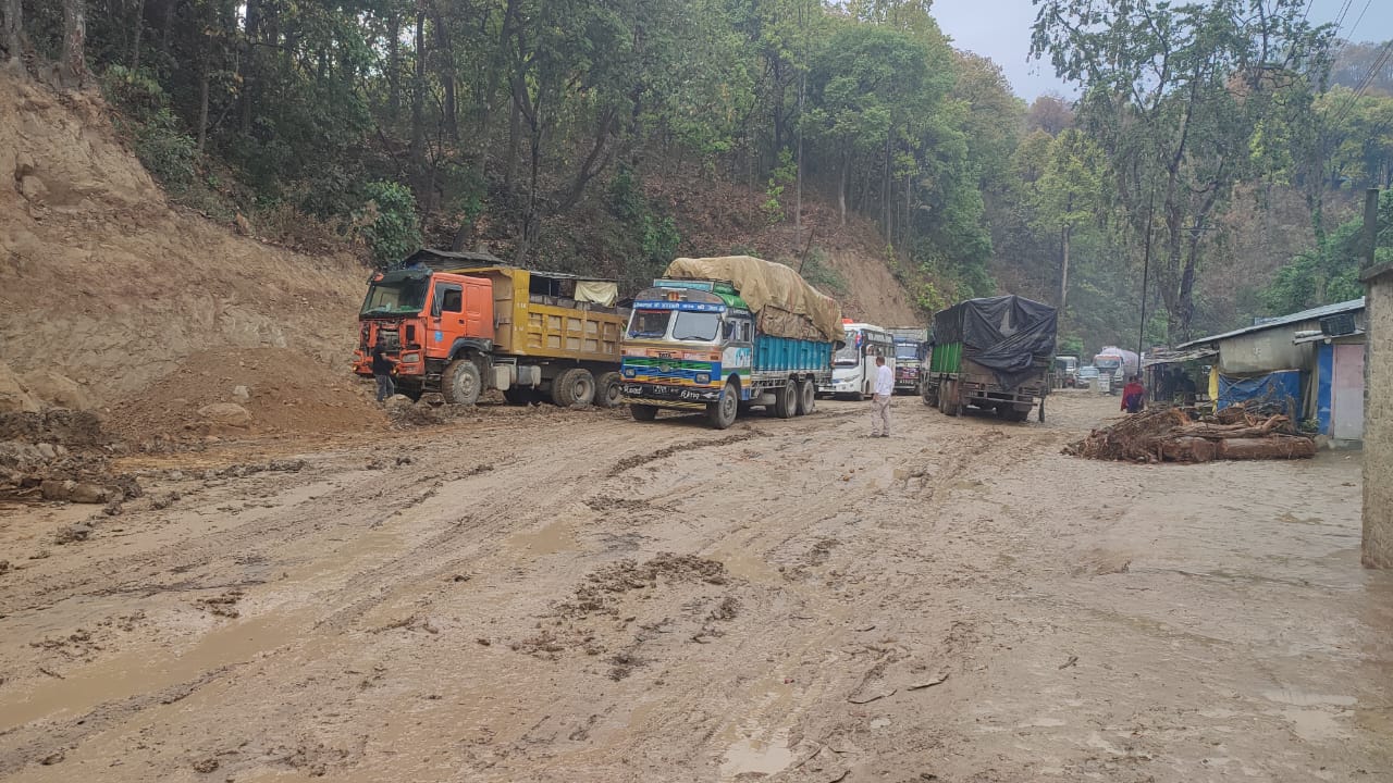 भारी वर्षाको जोखिम : २३ जिल्लामा रात्रिकालीन सवारी आवागमनमा रोक
