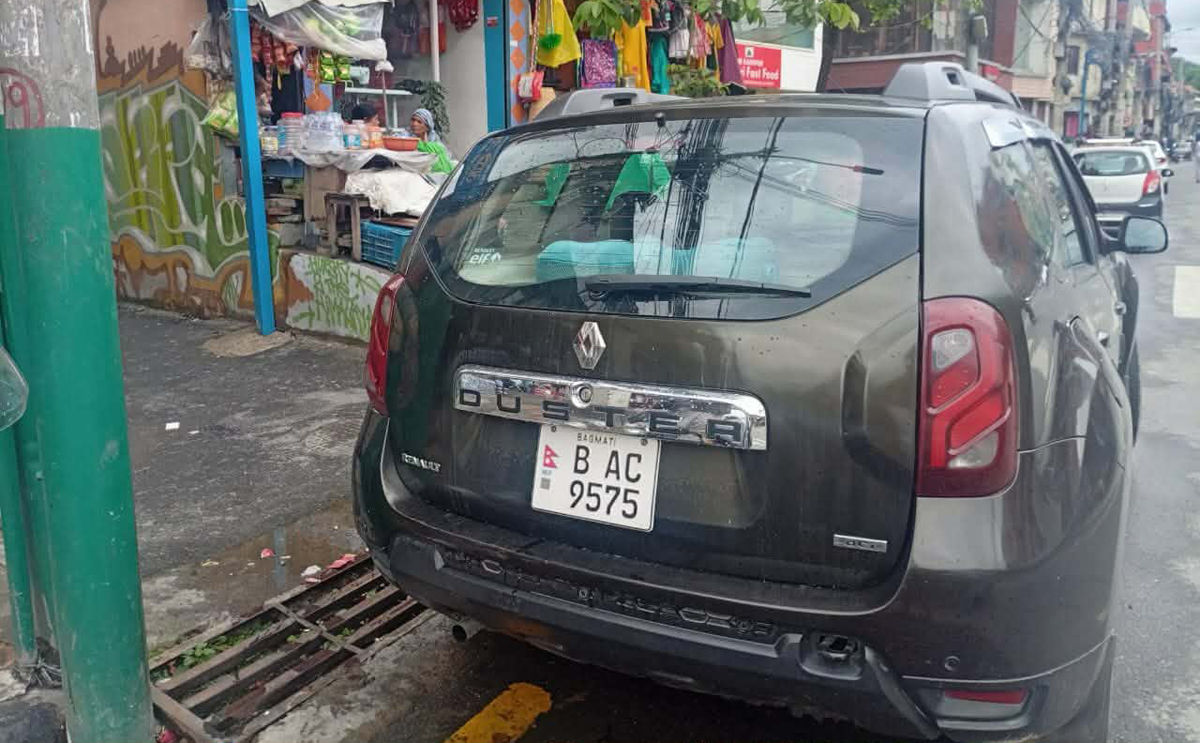गगन थापाको घर अगाडि पनि बिहानैदेखि तेर्स्याइयो कार