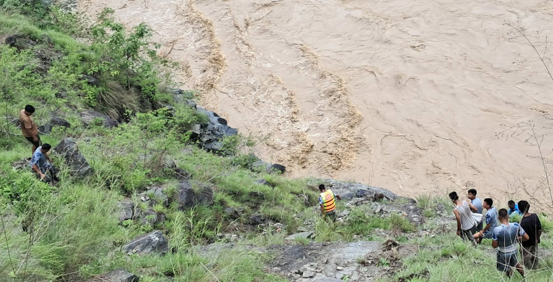 कर्णाली नदीमा खसेको फोर्स गाडी र यात्रुको खोजी जारी: तीव्र बहाव र धमिलो पानीले उद्धारमा कठिनाइ