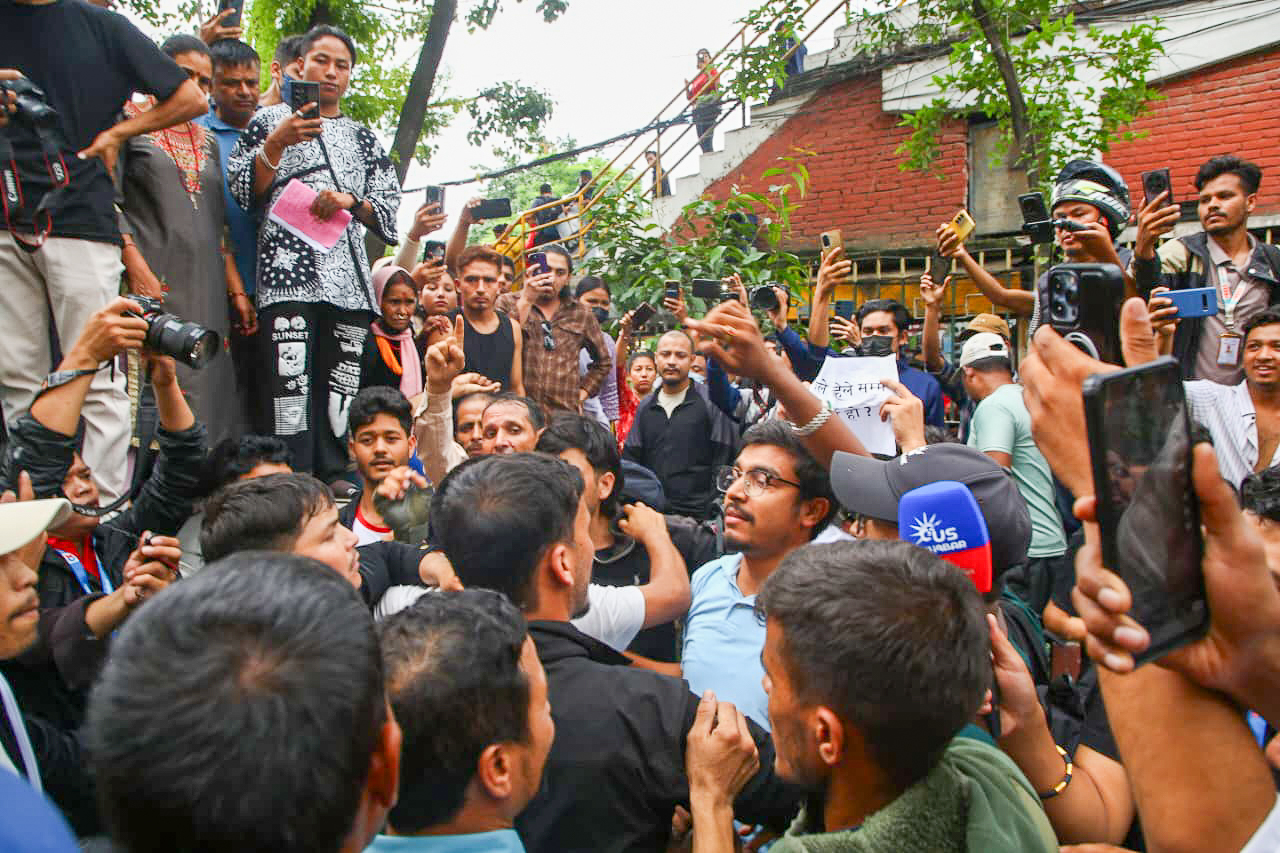 गणेश नेपालीको न्यायको माग गर्दै वीर अस्पताल अगाडि प्रदर्शन, शव बुझ्न अस्वीकार