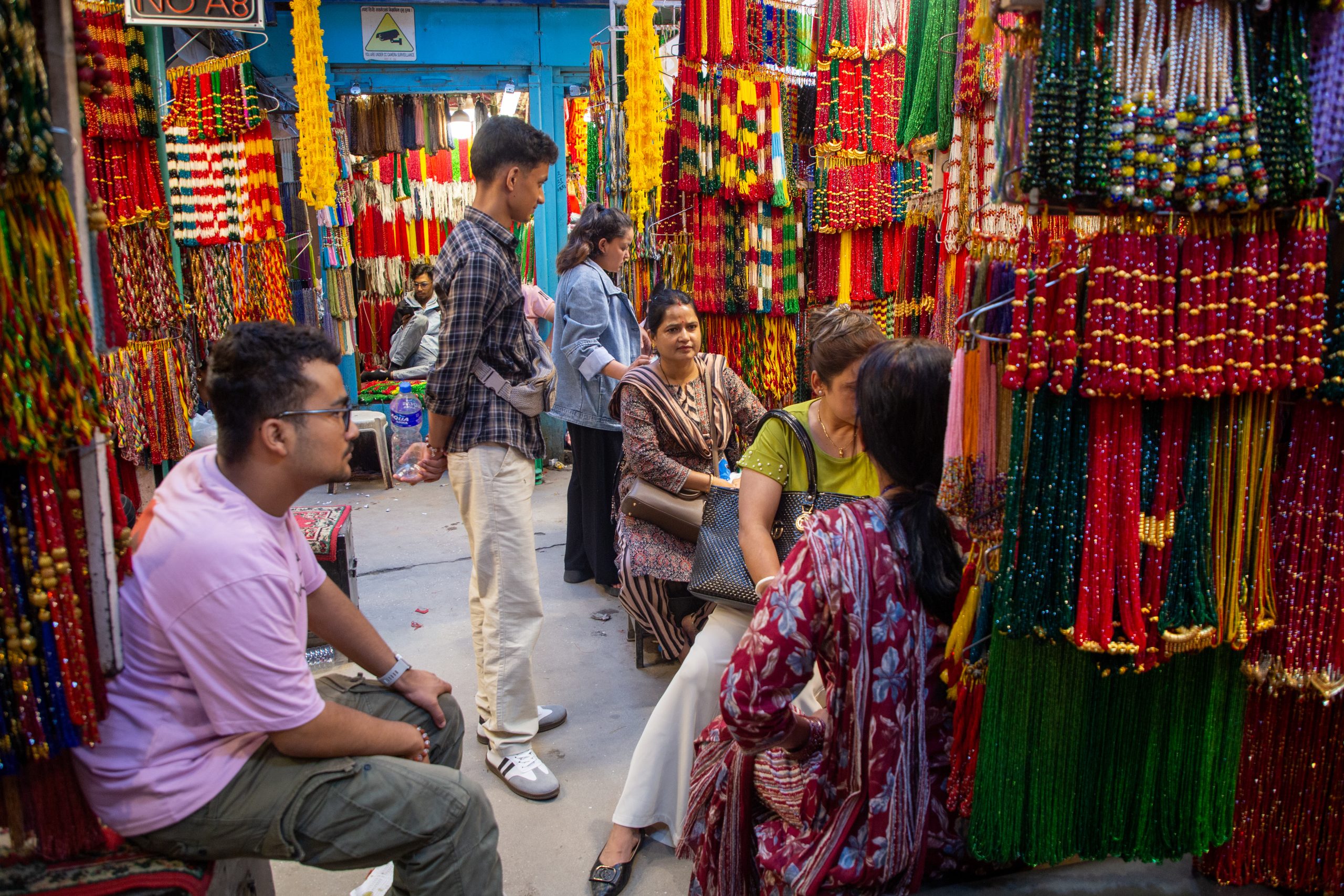 श्रावण सुरु भएसँगै हरियो चुरा, पोते र मेहेन्दीको व्यापार बढ्यो
