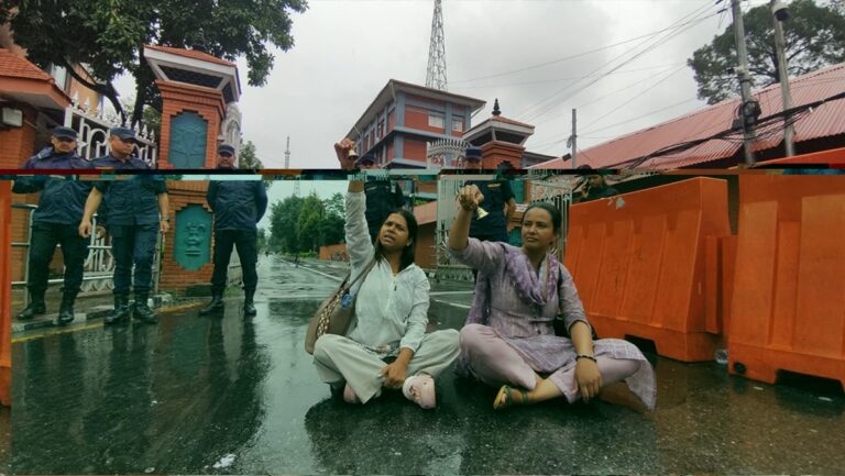 सिंहदरबार गेटमा निहारिका र बिनुको घण्टी जुलुस, गृहमन्त्रीलाई भेट्न खोज्दा प्रहरीद्वारा लछारपछार