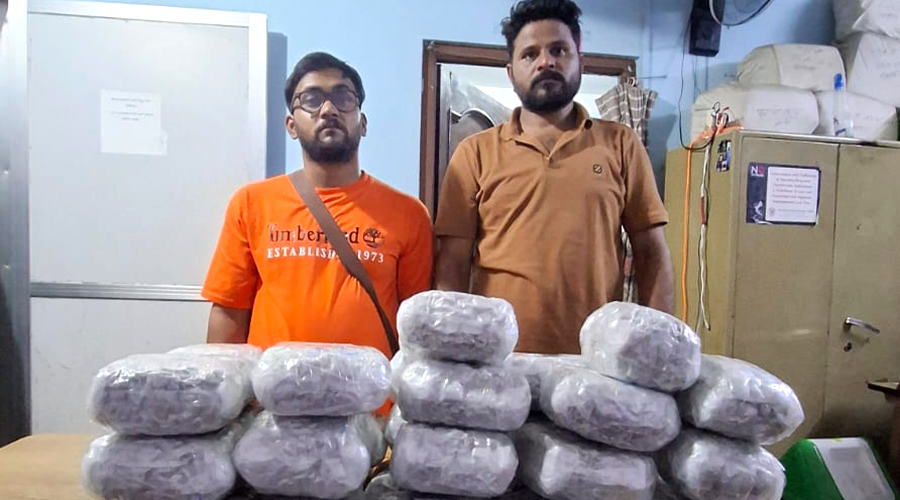 थाइल्यान्डबाट १८ किलो गाँजा बोकेर नेपाल आएका दुई भारतीय पक्राउ