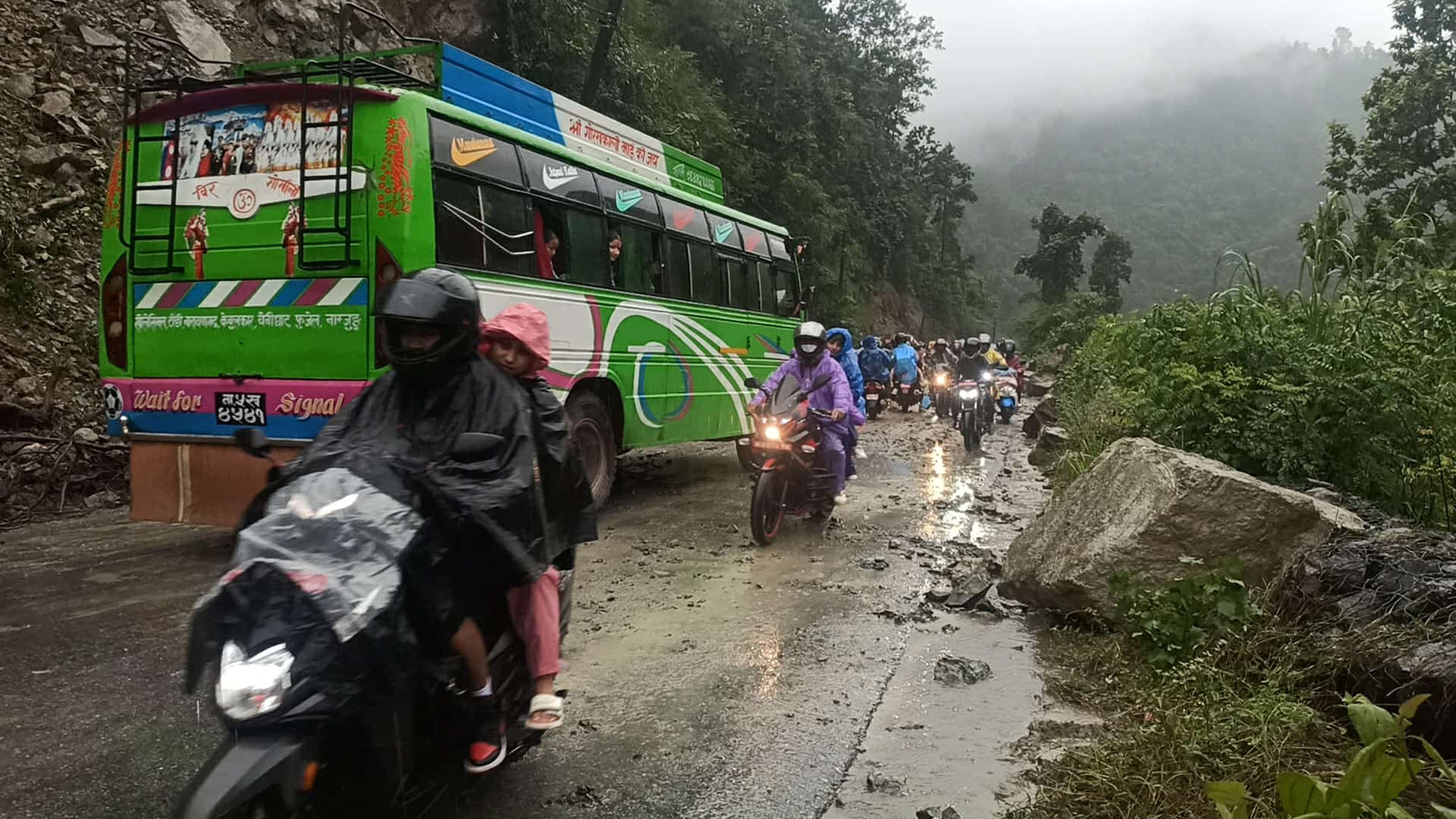 पहिरो पन्छाइएपछि नारायणगढ–मुग्लिन सडक दुईतर्फी सञ्चालनमा