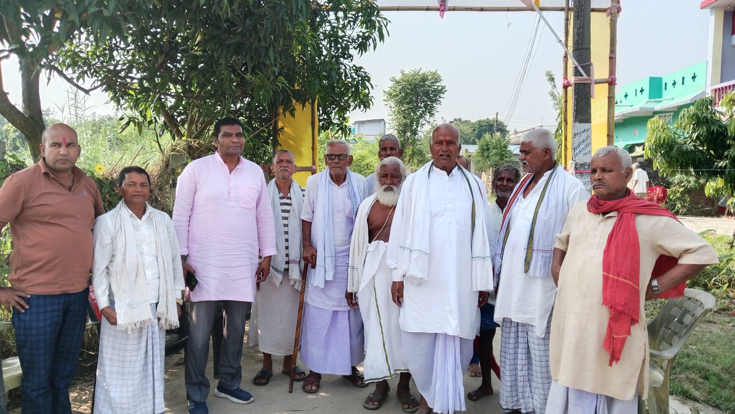 शुभकामना तथा भेटघाटका क्रममा कांग्रेस नेता उपेन्द्र यादव सिराहा–६ बसबिट्टामा